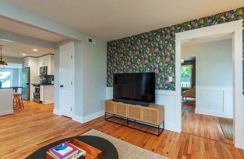 Weaverville House | Cozy Farmhouse - 10 min to AVL!