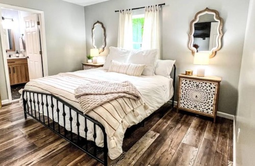 South Salisbury Other | Cozy Farmhouse Cottage close to town