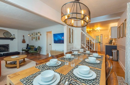 Royal Pines House | Cozy & Fun! Game Room, Putt Putt, Playset, Hot Tub