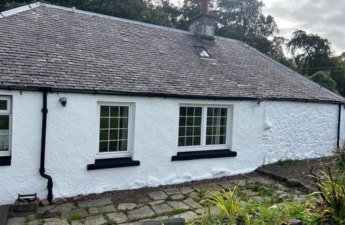Longcroft Cottage | Cozy Gogarstone Cottage in Newbridge