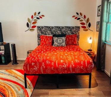 Old Irving Park Apartment | Cozy Guest House Studio Apartment