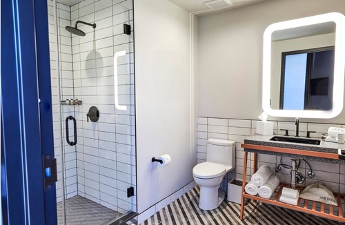 East Nashville Hotel | Cozy Guest House with Lounge, Rooftop Bar, and Social Spaces! Close to Airport