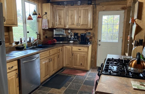 Mount Airy Cabin | Cozy hand-built cabin in the heart of wine country, near mountains and Mayberry