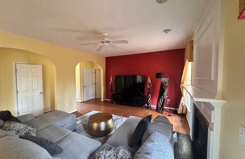 Holly Glen House | Cozy Haven in pleasant Holly Springs with jacuzzi, fireplace & outdoor firepit