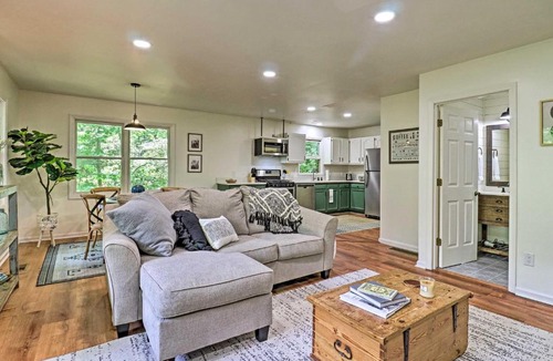 Mirror Lake House | Cozy Highlands Escape - 1 Mile to Downtown!