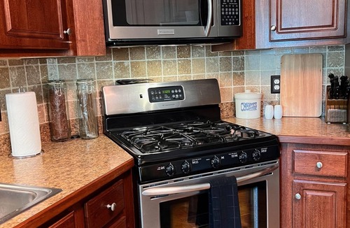 Umstead House | Cozy home near RDU, RTP, Angus Barn & downtown! Pet Friendly! Level-2 EV Charger