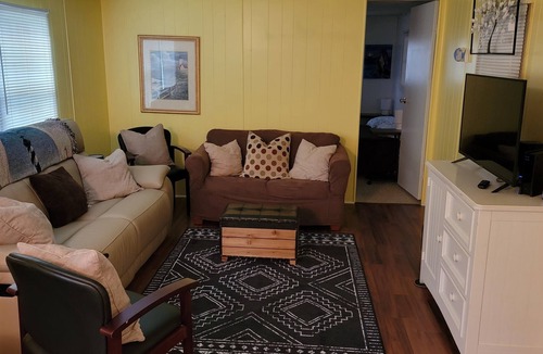 White Lake House | Cozy home w/ easy walk to lake