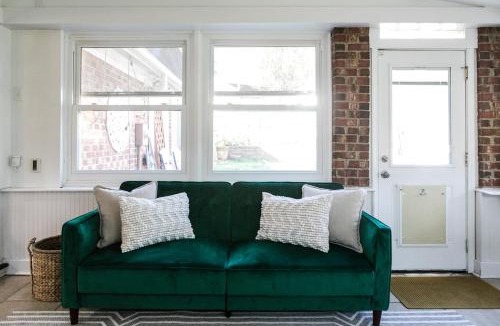 Charlotte House | Cozy Home with POOL plus CHEFS kitchen in Prime Area