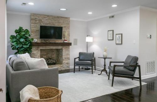 Charlotte House | Cozy Home with POOL plus CHEFS kitchen in Prime Area
