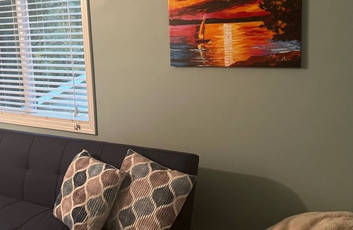 Olivia Cottage | Cozy lake & golf course retreat