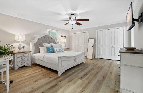 Mayhew House | Cozy Lake Home - Jacuzzi King Bed Marina Access