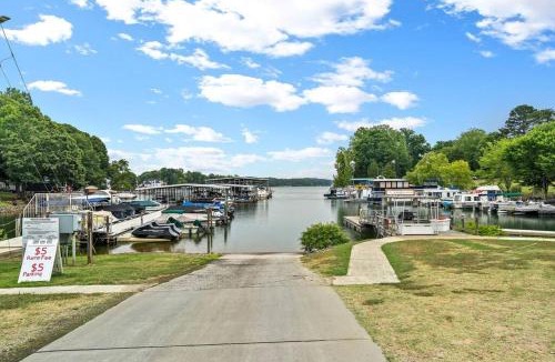 Mayhew House | Cozy Lake Home - Jacuzzi King Bed Marina Access