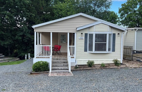 New London House | Cozy lake house in Badin Shores Resort!
