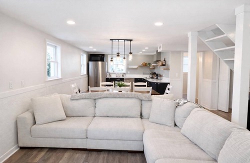 Henderson House | Cozy Lake house, with game room/3-bedroom house in beautiful Henderson with AC