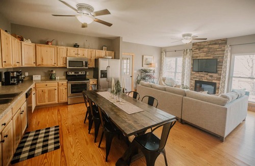 Smithville House | Cozy lake house with fire pit and lake access in backyard