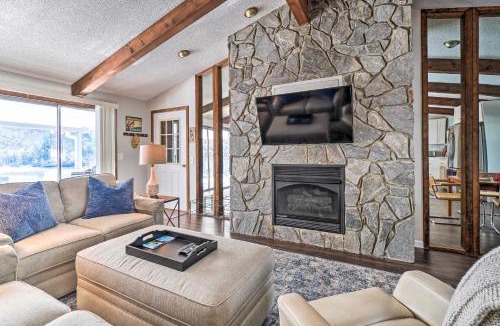 Robbinsville House | Cozy Lake Santeetlah Cottage with Dock and 3 Kayaks!