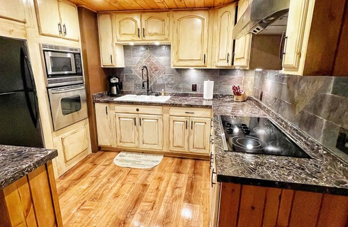Mirror Lake House | Cozy Lakefront Getaway 2BR/1BA on Mirror Lake, 1 mile from town