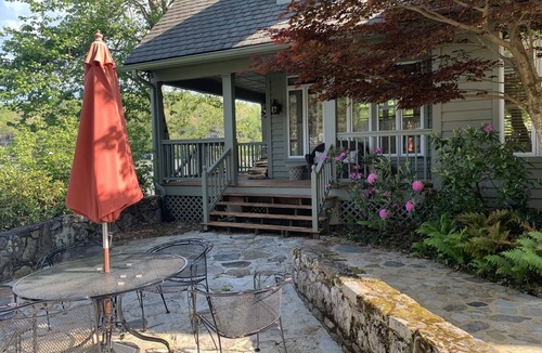 Tuxedo House | Cozy, Lakefront Home - Lake Summit