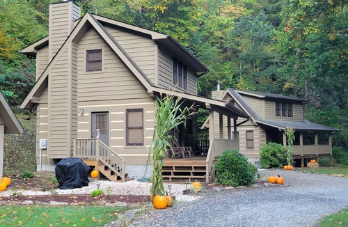 Canton Cabin | Cozy Log Cabin Getaway Waynesville, Smokey Mountains, Blue ridge Parkway