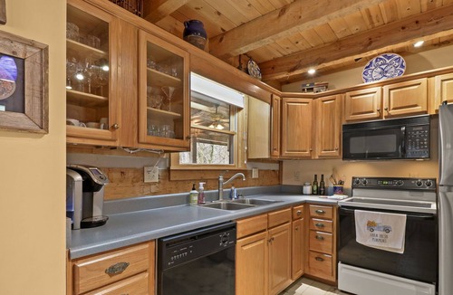 Seven Devils Cabin | Cozy Log Cabin: HOT TUB! Perfect for Highland Games!