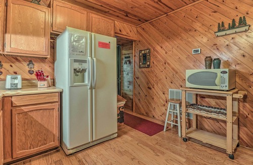 Maggie Valley Cabin | Cozy Maggie Valley Cabin w/Deck & Private Hot Tub