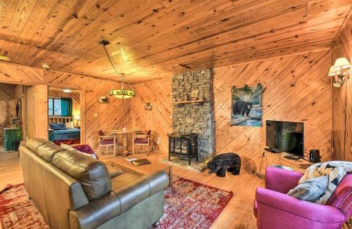 Maggie Valley House | Cozy Maggie Valley Cabin with Deck and Private Hot Tub