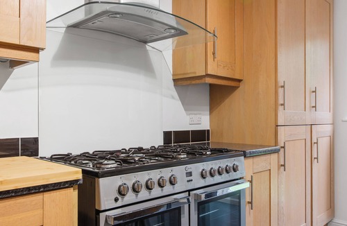 Epsom Apartment | Cozy Maisonette in Langley Vale