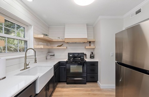Myrtle Grove House | Cozy Mid Century Home 15 min from the beach