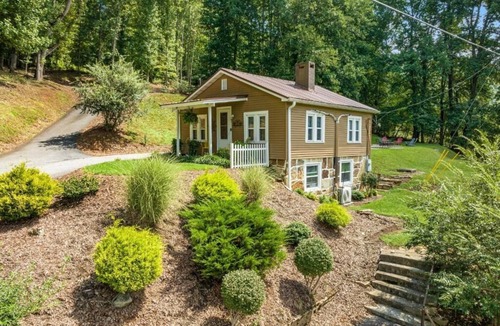 Horse Shoe House | Cozy Mountain Cottage
