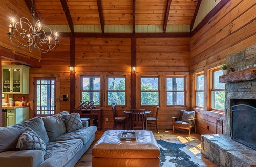 Vilas Cabin | Cozy Mountain Cottage - Relax in picturesque Northwest Watauga County!