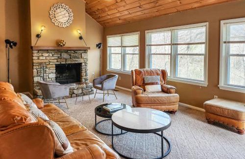Lake Lure House | Cozy Mountain Home at Rumbling Bald Resort!