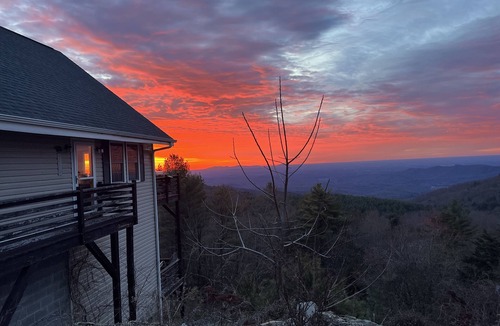 Glade Valley House | Cozy mountain retreat with spectacular view to unwind and relax. Pet friendly !
