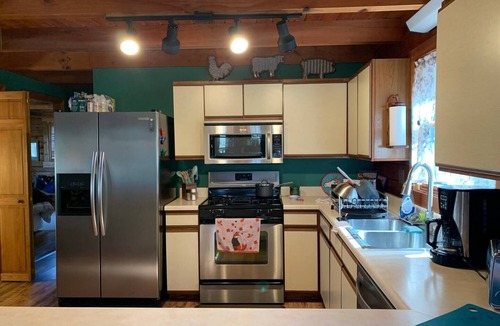 Hayesville Cottage | Cozy Mtn Log Cabin, wonderful views, 5 mins from Hayesville town sq, sleeps 8.