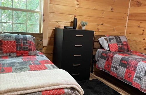 Skyland Cabin | Cozy New Log Cabin private setting with Mountain Views all year round