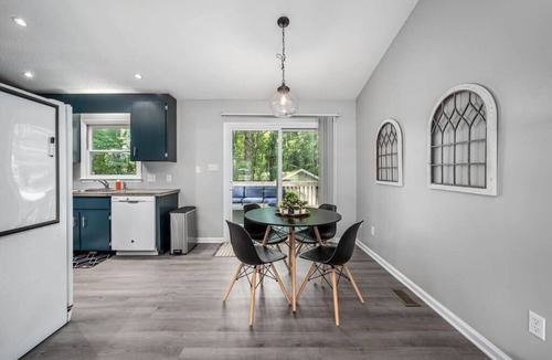 Apex House | Cozy on Ger-Maine St. 1 Mile From Downtown Apex