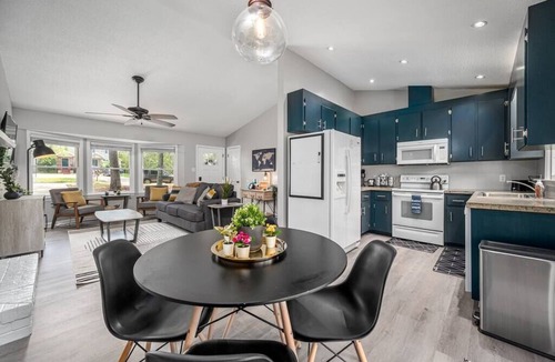 Apex House | Cozy on Ger-Maine St. 1 Mile From Downtown Apex