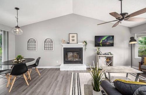 Apex House | Cozy on Ger-Maine St 1 Mile From Downtown Apex