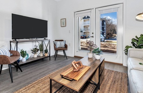 Avery Creek Apartment | Cozy One bedroom Apartment w/ Accessible Bathroom