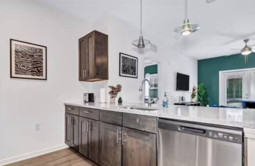 Avery Creek Apartment | Cozy One bedroom Apartment w/ Accessible Bathroom