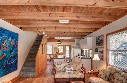 Ocean Hill House | Cozy, Quaint and Cute! Oceanside Corolla - 2 Bedrooms.