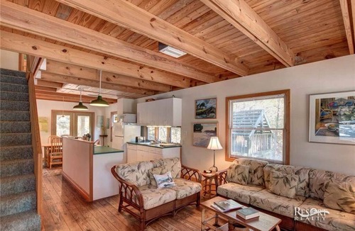 Ocean Hill House | Cozy, Quaint and Cute! Oceanside Corolla - 2 Bedrooms.