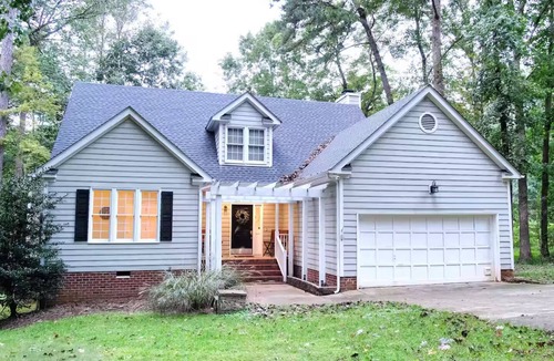 Raleigh House | Cozy Raleigh Tree Retreat