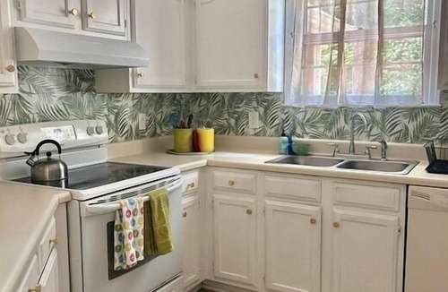 Cary House | Cozy Ranch House w/Sunroom, Enjoy Autumn in NC