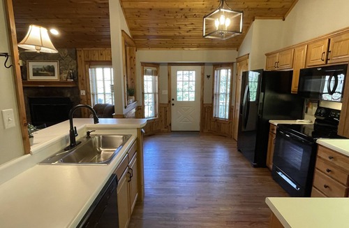 Todd Cabin | Cozy, Relaxing High Country Cabin w/Fireplace & 2 kayaks!