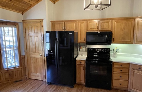 Todd Cabin | Cozy, Relaxing High Country Cabin w/Fireplace & 2 kayaks!