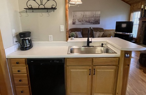 Todd Cabin | Cozy, Relaxing High Country Cabin w/Fireplace & 2 kayaks!