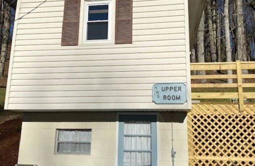 Lansing Apartment | Cozy respite minutes from our "artsy" town, hiking trails or canoeing/rafting.
