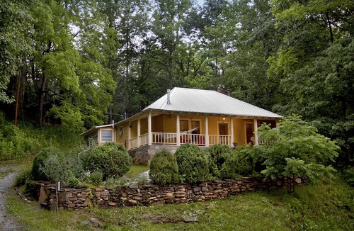Marion Cottage | Cozy Retreat Nestled in the Mountains-Whispering Creek Cottage