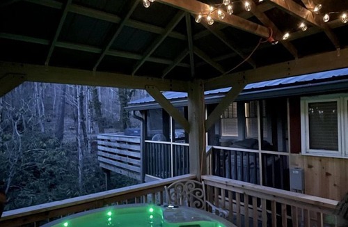 Weaverville Cabin | Cozy Rustic Cabin Nestled in the Scenic Reems Creek Valley for a Peaceful Mountain Escape Surrounded by Nature near the Pisgah National Forest in NC