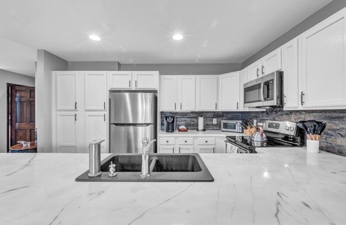 Sugar Mountain House | Cozy Sugar Mountain Retreat/walk to ski slopes & trails/scenic views/fireplace